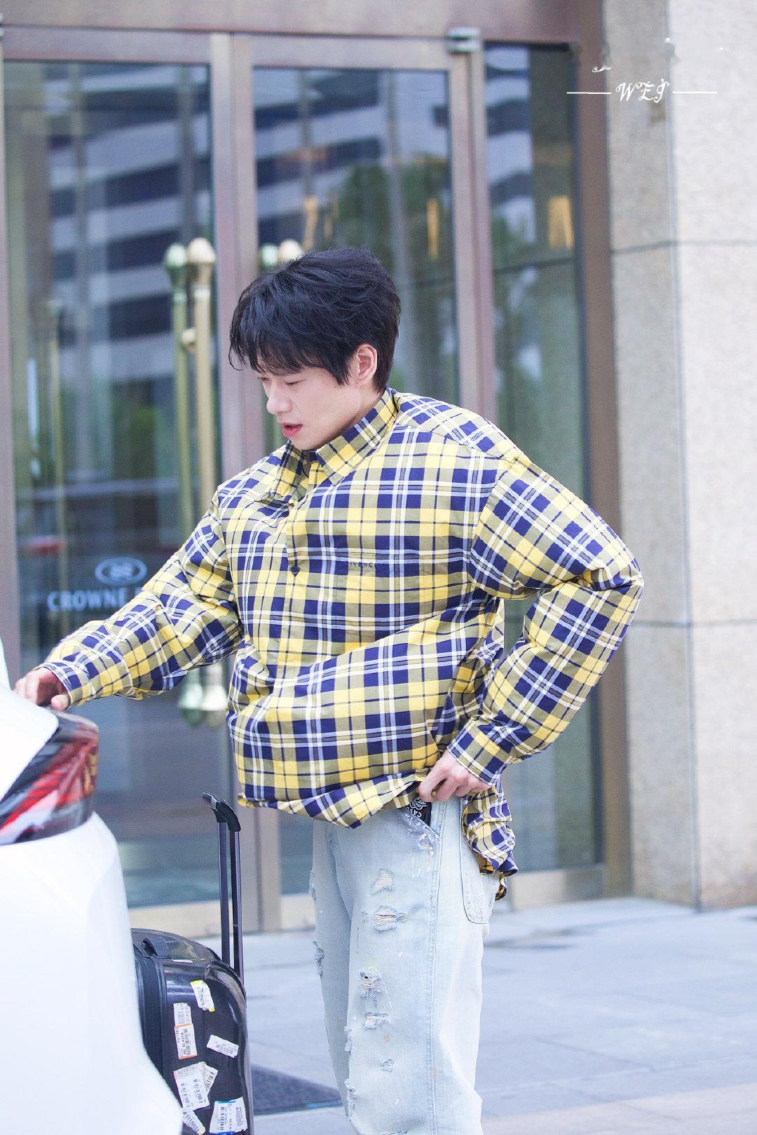 #魏大勋衣服充气##风中凌乱的魏大勋#哈哈哈哈哈哈快来看超可爱的魏大勋[举手]今