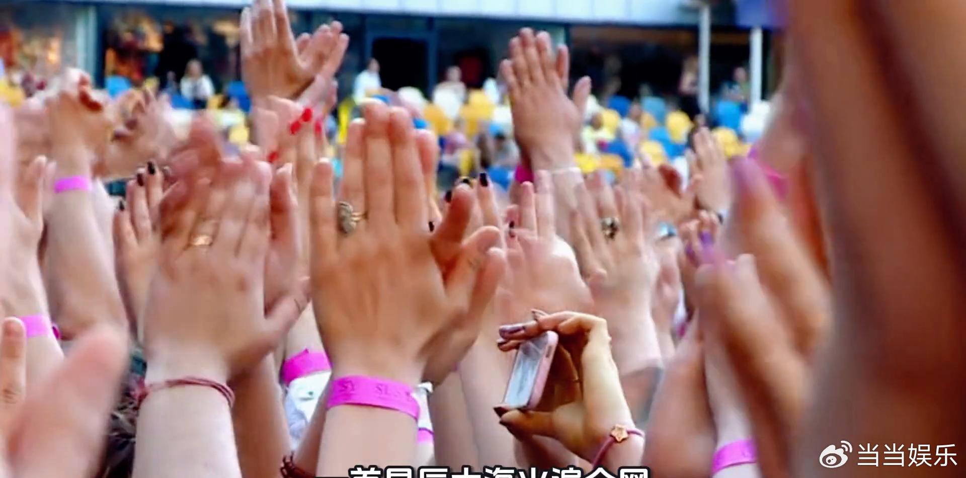 娱乐圈里那些扭扭捏捏、故作姿态的声明，被黄霄云这种“莫挨老子”式的辟谣，直接狠狠