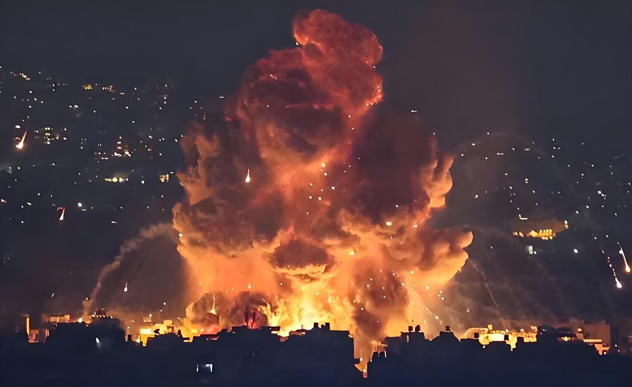 核爆级！美以炸了伊朗核设施，这是要掀桌子？
 
2月底的这天下午，伊朗伊斯法罕传