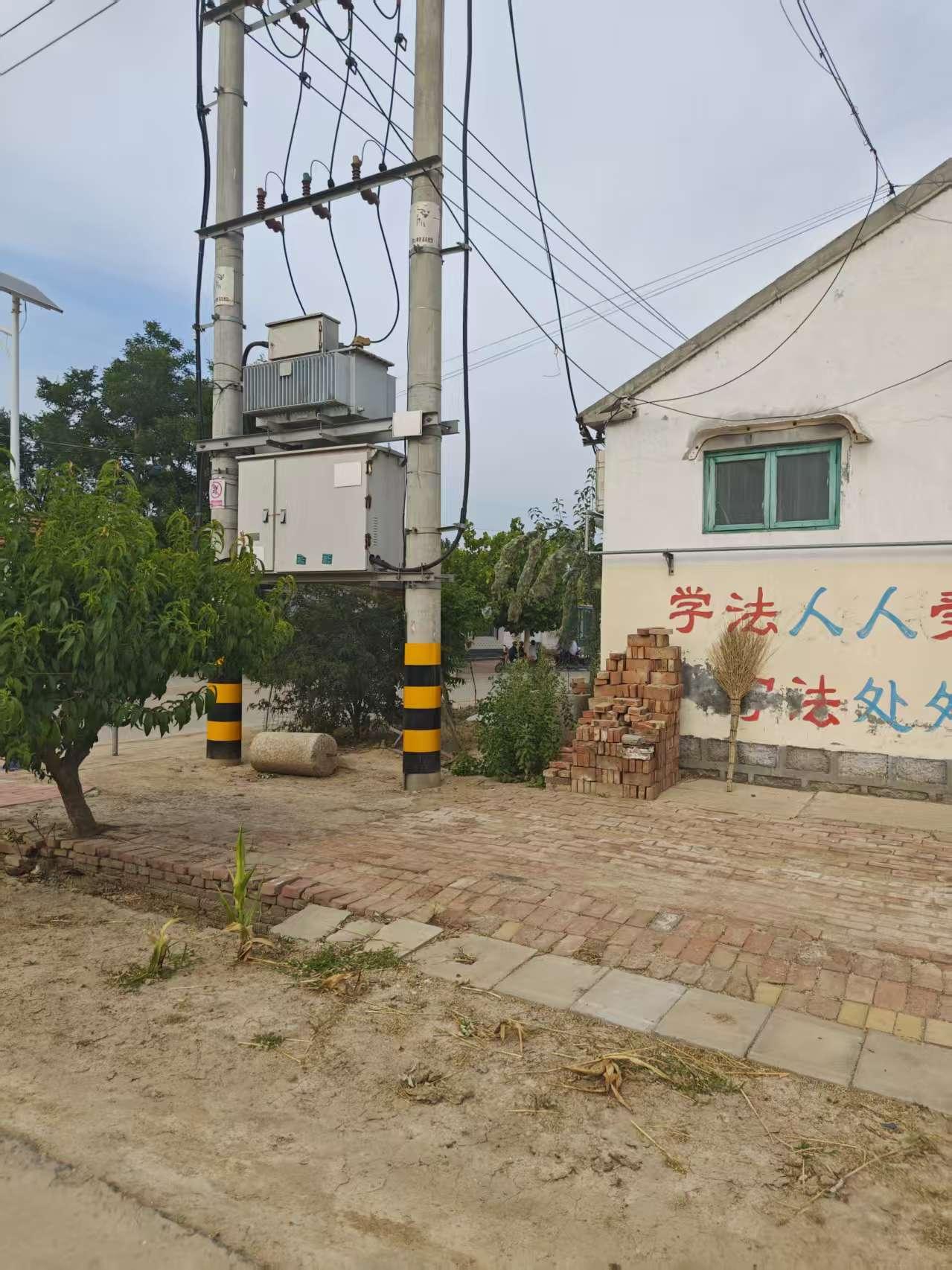 我们小时候，谁没被村里的狗咬过，没被别人家的大公鸡啄过，没被邻居家的鹅咛过。
