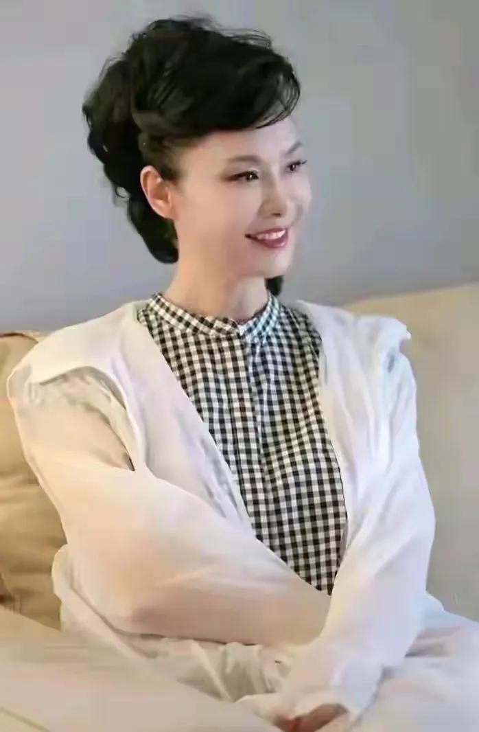 她是朱之文非常喜爱的歌唱家，有两首传唱度很高的成名曲。唱起《纤夫的爱》的时候会想
