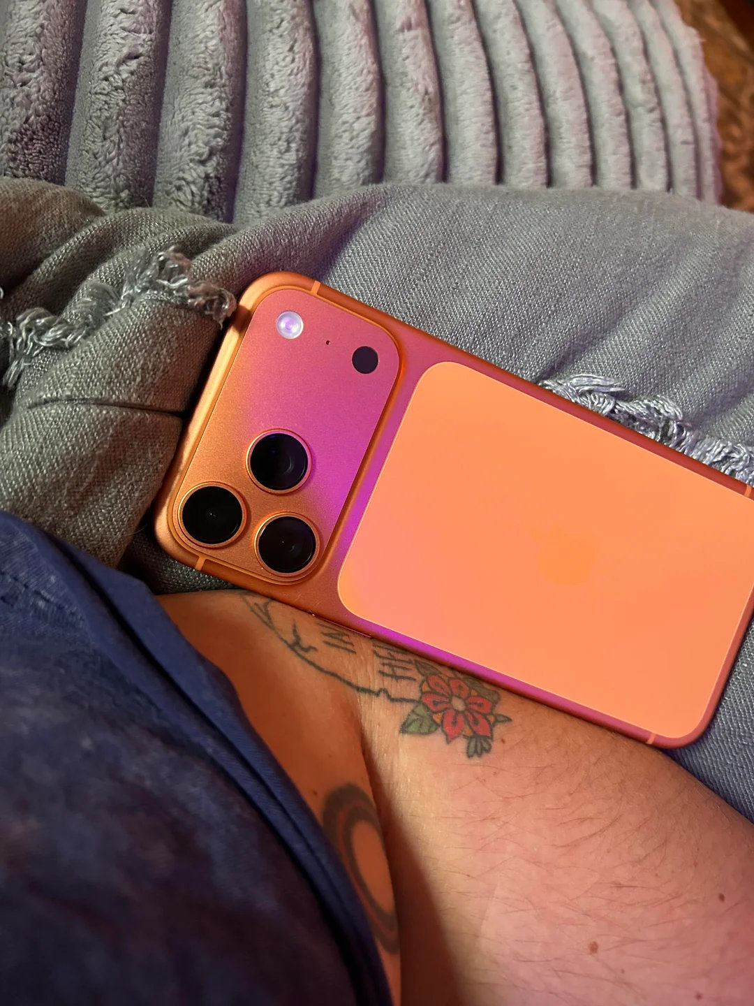 星宇橙的 iPhone 17 Pro 变色这几天见的多了，现在深蓝色的又有变色的