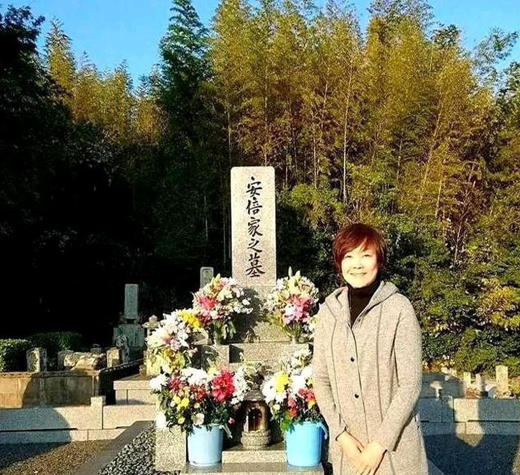 安倍昭惠在丈夫墓前那抹燦爛的微笑，徹底撕開中日文化認知的裂口。
這位失去守護者