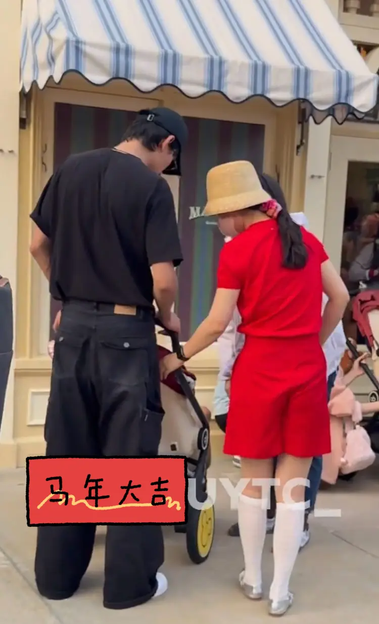 张雨剑吴倩带娃被偶遇，两人相处融洽。张雨剑吴倩正月带娃现身香港迪士尼...