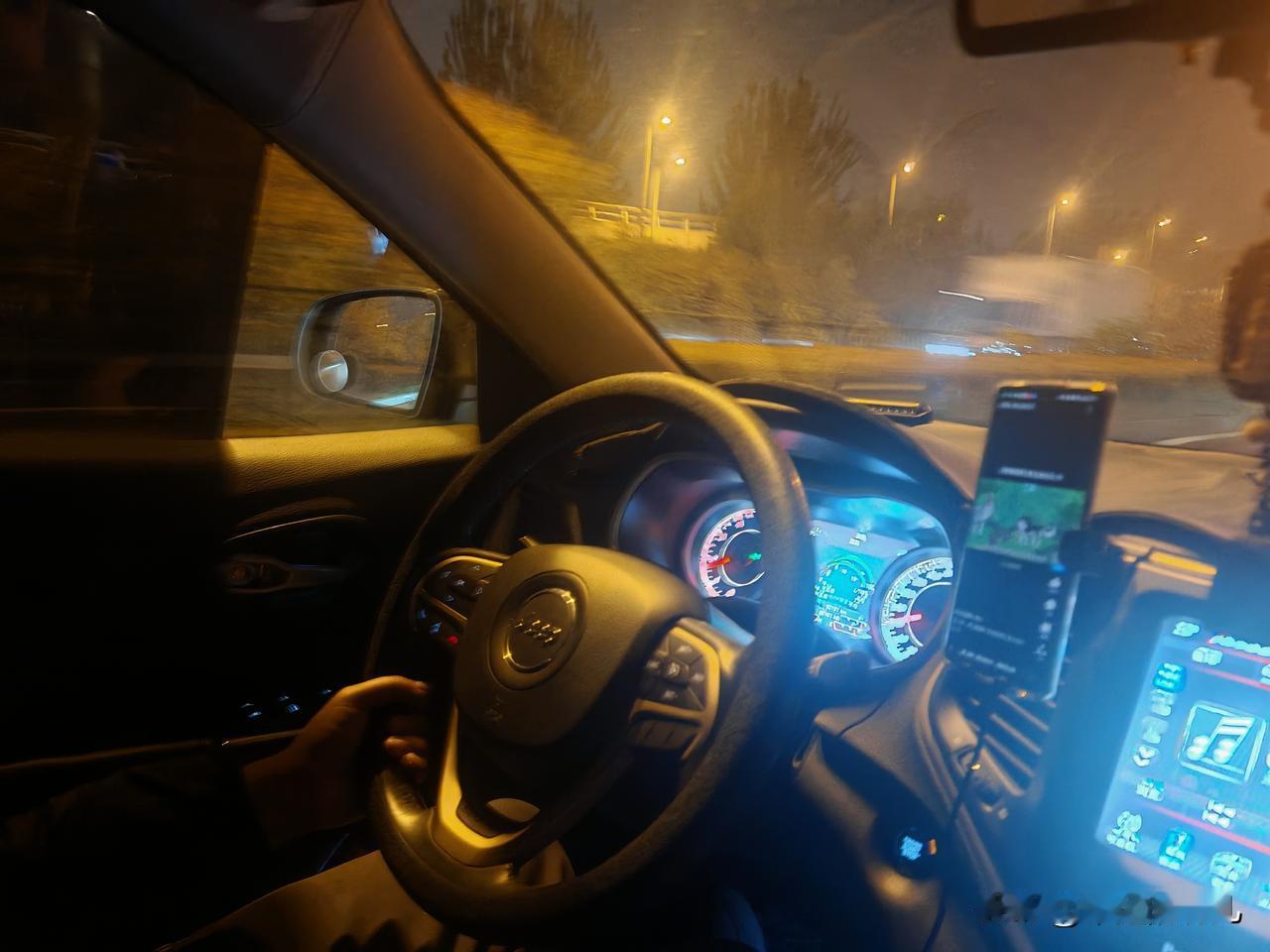 我老公特别爱看动画片，
恁知道他多大了不，
足足四十有余了，
没白天没晚上地看，