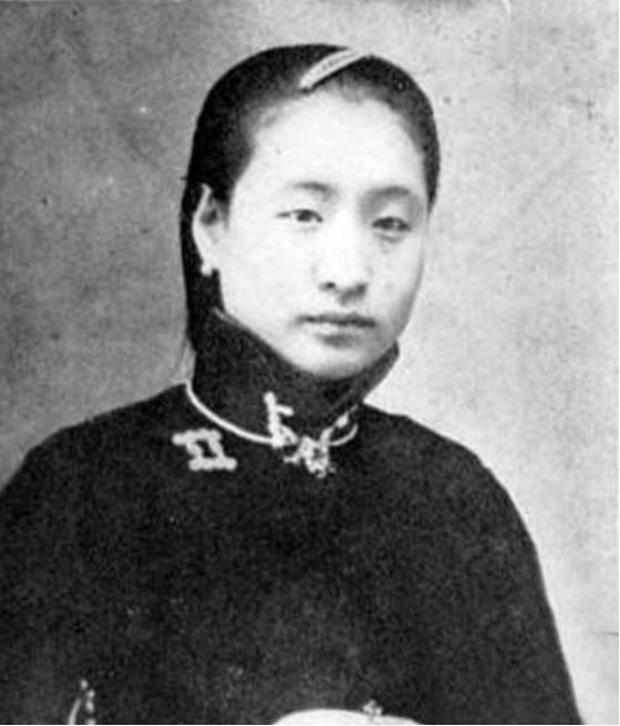 1949年，一名“懒婆娘”下嫁给锅炉工，她每天啥也不干，只喝酒、闲逛和听戏，直到