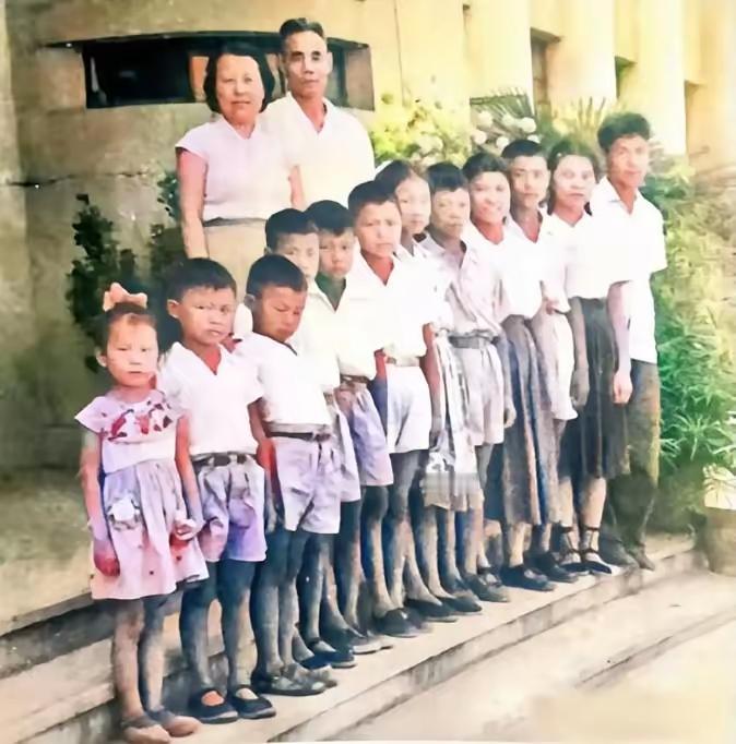 1961年，吴信泉将军一家留下了这张温馨的全家福。他和妻子养育了12个子女，孩子