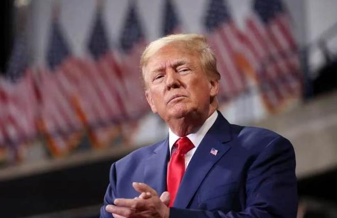 美国媒体集体懵了！特朗普从中国回来后像换了个人，不谈外交不谈经济，每天睁眼第一件