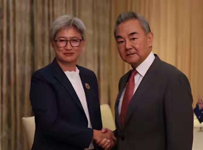 澳大利亚外长当着中方的面保证，澳方坚定奉行一个中国政策，不支持“台独”！但同一天