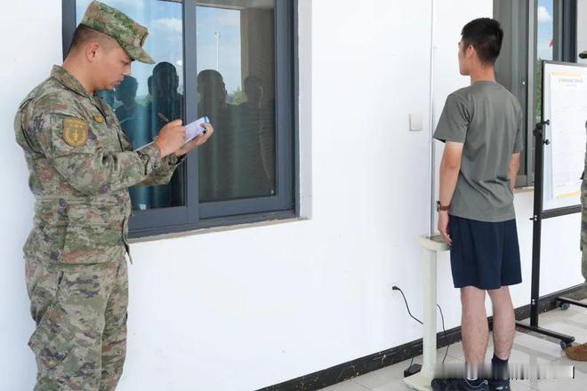 ⏰ 义务兵在部队考学（考士官学校）

这是最常见的路径，时间轴与高考同步，202