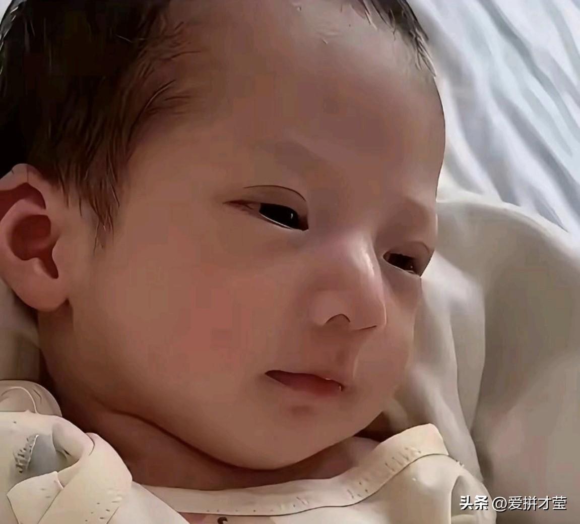 马晓梅又晒出宝宝正脸照啦！小汪宝出生第18天，第一次睁着眼睛出镜，大大的双眼皮也