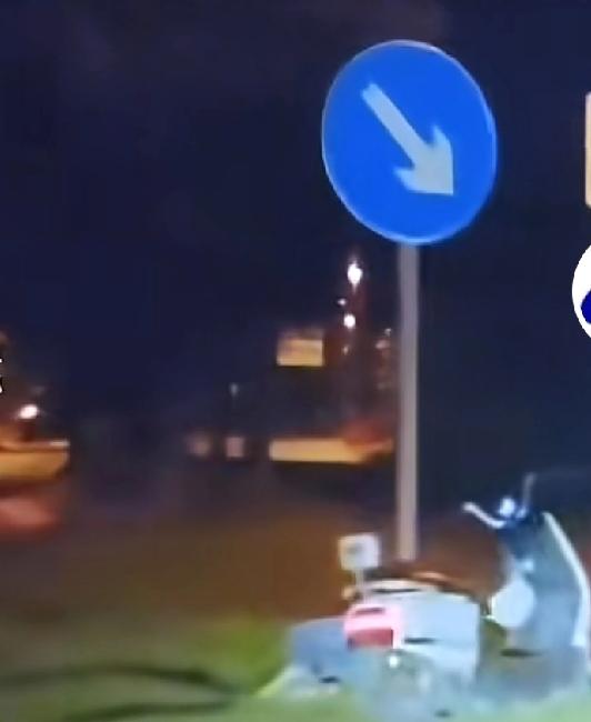 出去旅游就不需要好心
一位东北的朋友在海南旅游的时候，夜间开车发现路边地上有一辆