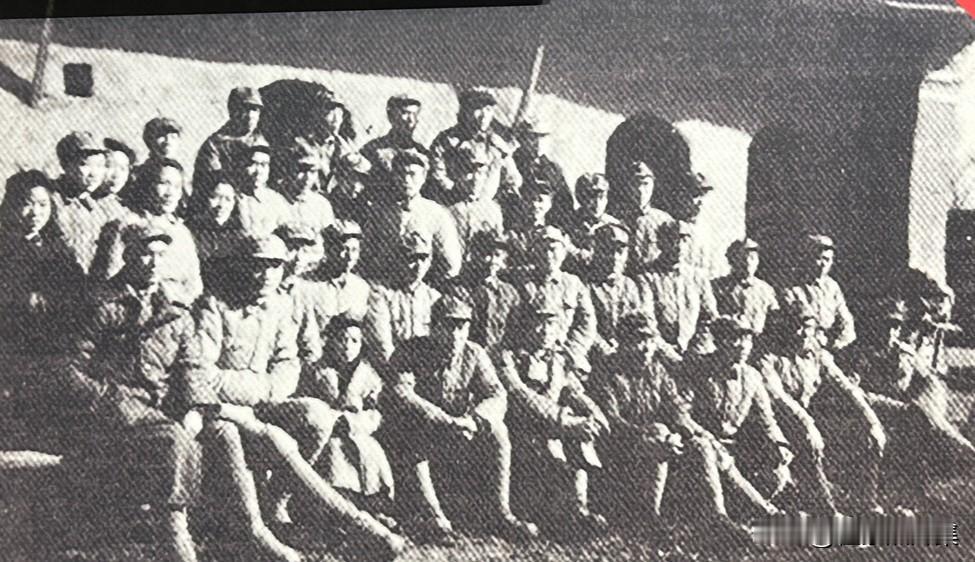 1948年12月，在淮海战役的关键阶段，中原野战军第二纵队在司令员陈再道（二排右