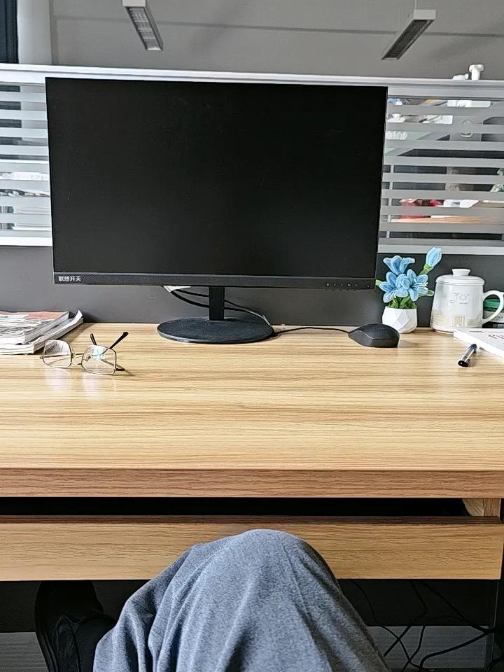 我处理一个学生的课堂违纪，旁边一个青年教师也帮着训斥：你怎么敢在X老师的课上捣乱