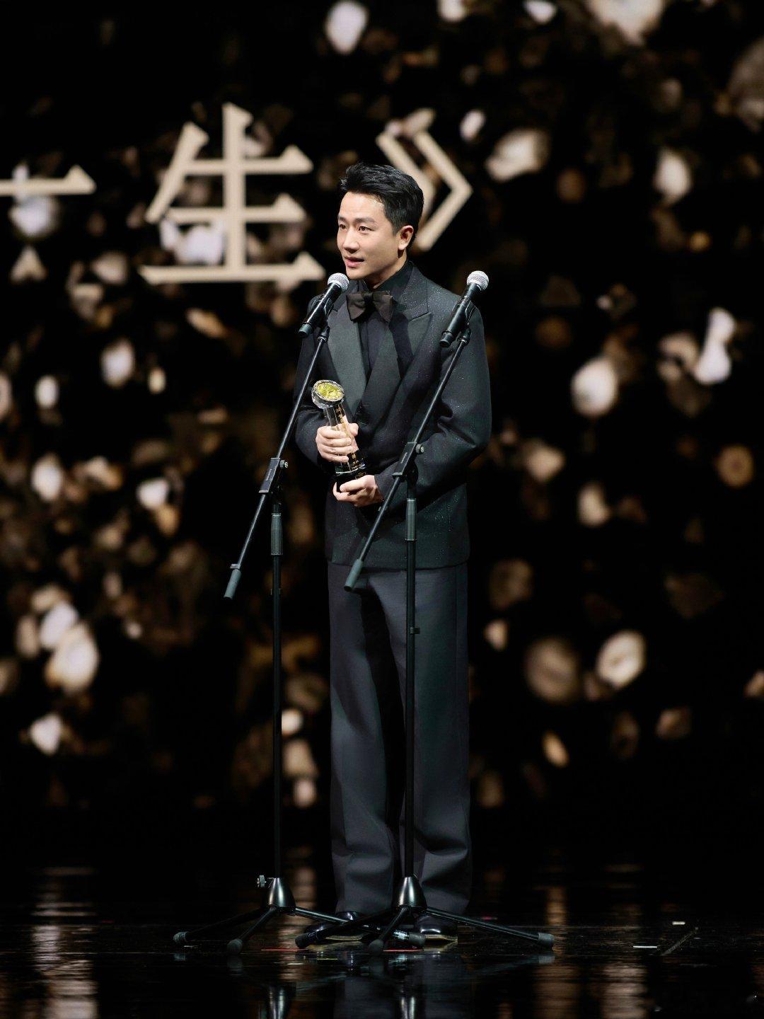 黄轩金莲花最佳男主角 为孟闯刷到极致的体脂率，为徐庆利磨出的颓废感，黄轩用极致付