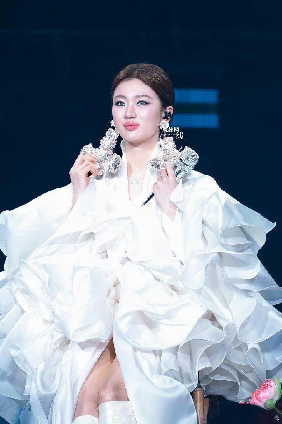 单依纯说自己像颗巨大的银耳 单依纯这比喻真有创意！她说自己像银耳，那肯定是那种营