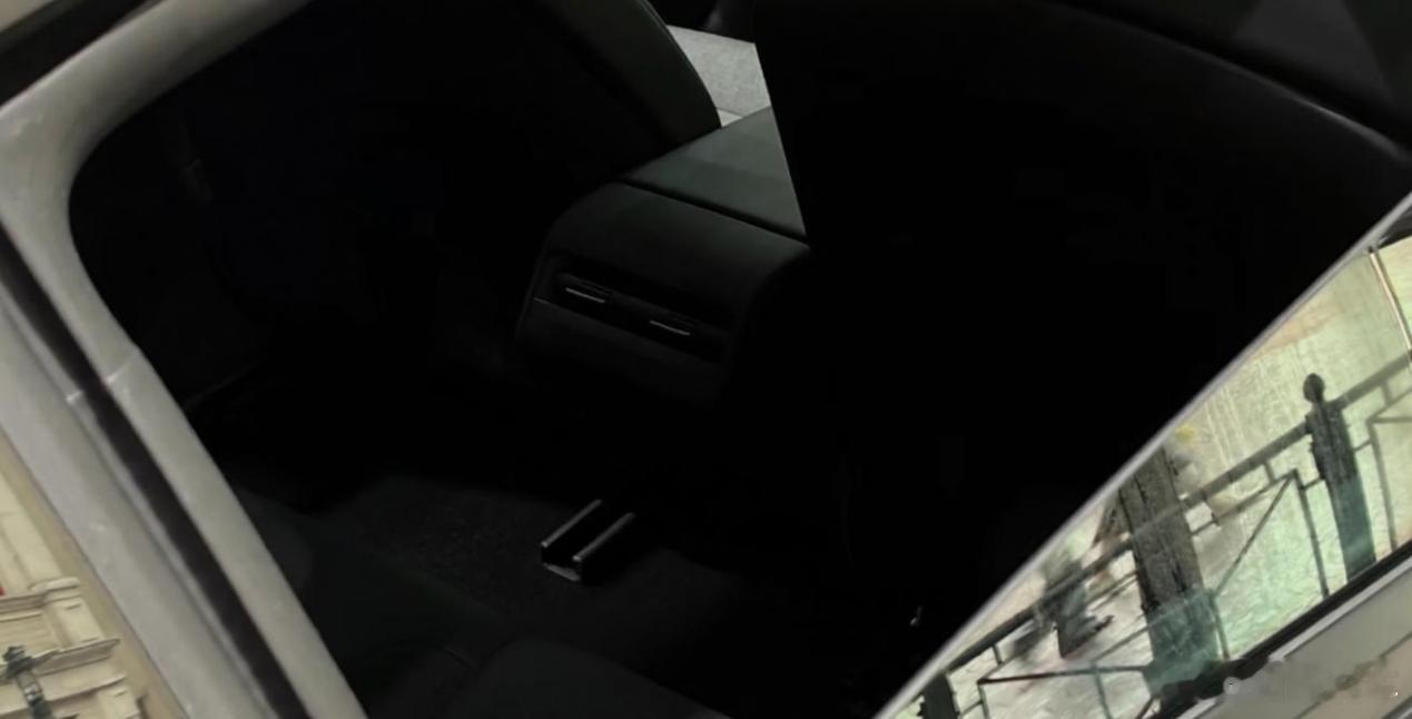 知嘹汽车/陈欣假如你手里有18万预算，一边是配置拉满的国产新能源，一边是特斯拉，