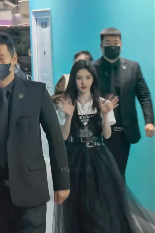 鞠婧祎白T黑裙造型 鞠婧祎追剧团look 鞠婧祎追剧团look，鞠婧祎白T黑裙造