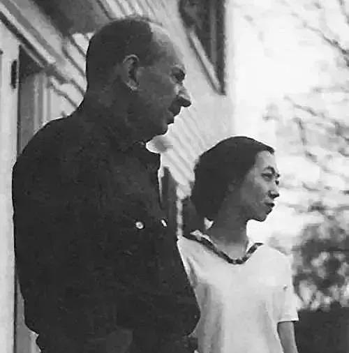 1956年，36岁的张爱玲意外怀孕，65岁男友赖雅得知后，当场下跪求婚：“你先把