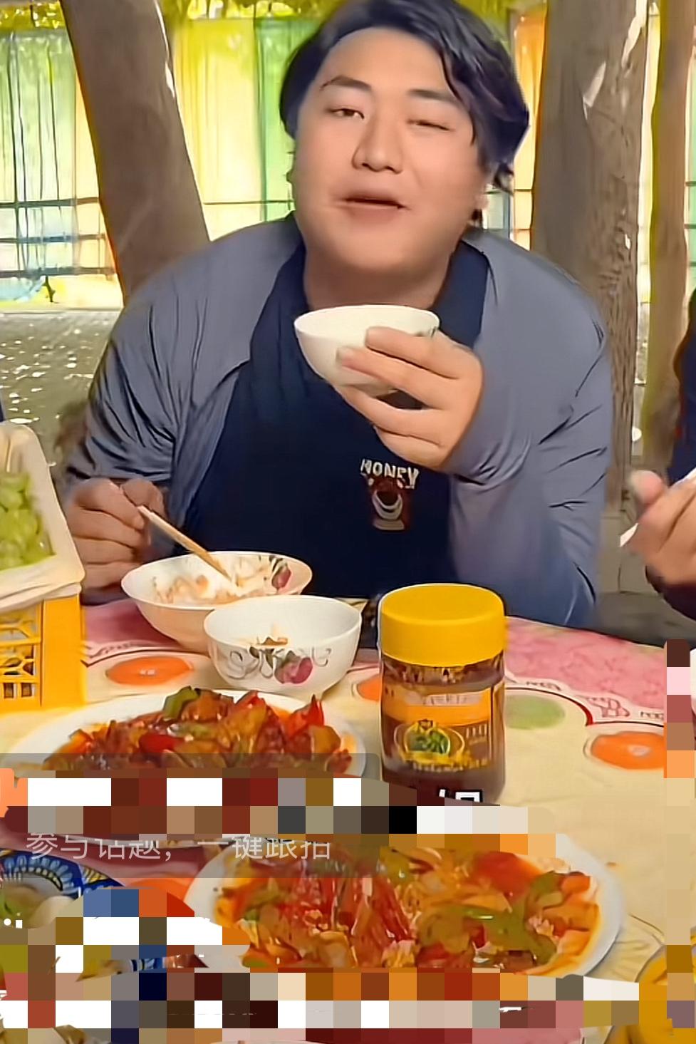 说实在的真佩服全进华的涵养！

直播间有网友说：20多岁整得和油腻大叔似的，
