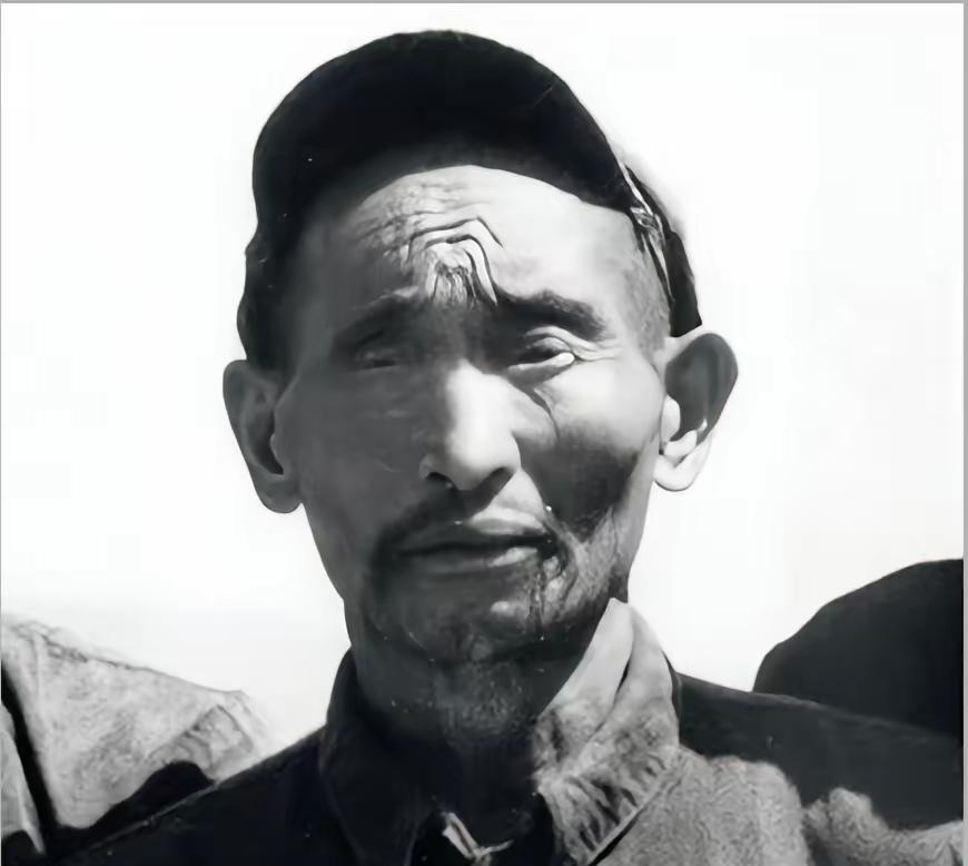 [月亮]1952年，解放军在大凉山抓到一个独眼土匪，审讯后军区首长震惊：这不就是