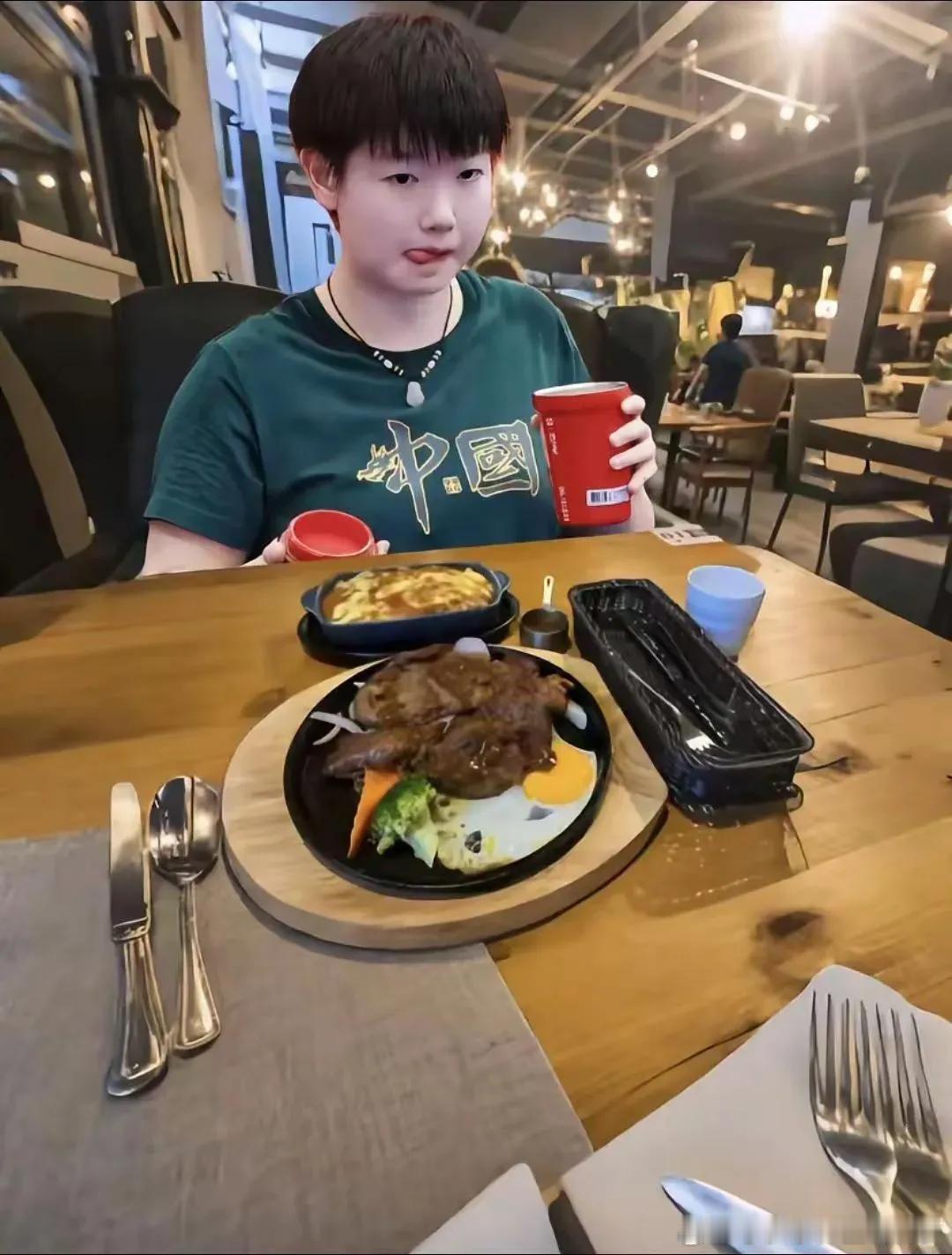 刘国梁曾经说过：莎莎如果不穿运动装，人们还能认真看球吗？眼前这张照片，就是最好的