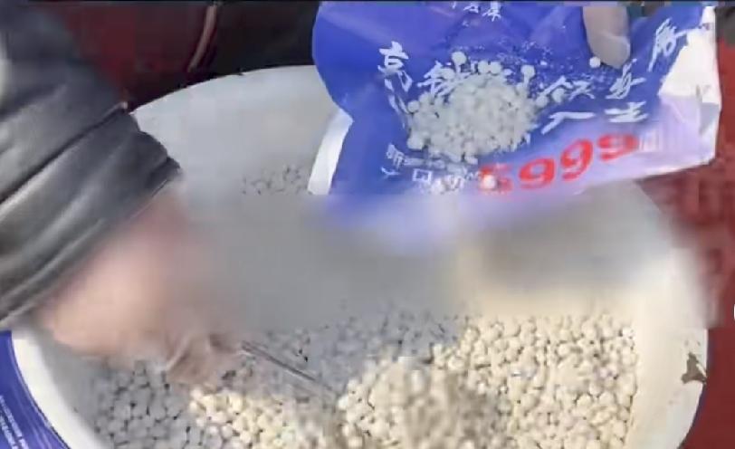 “和狗杠上了，”吉林扶余，一男子怕狗，有一天被邻居家的狗扑上来吓得不轻，从此怀恨
