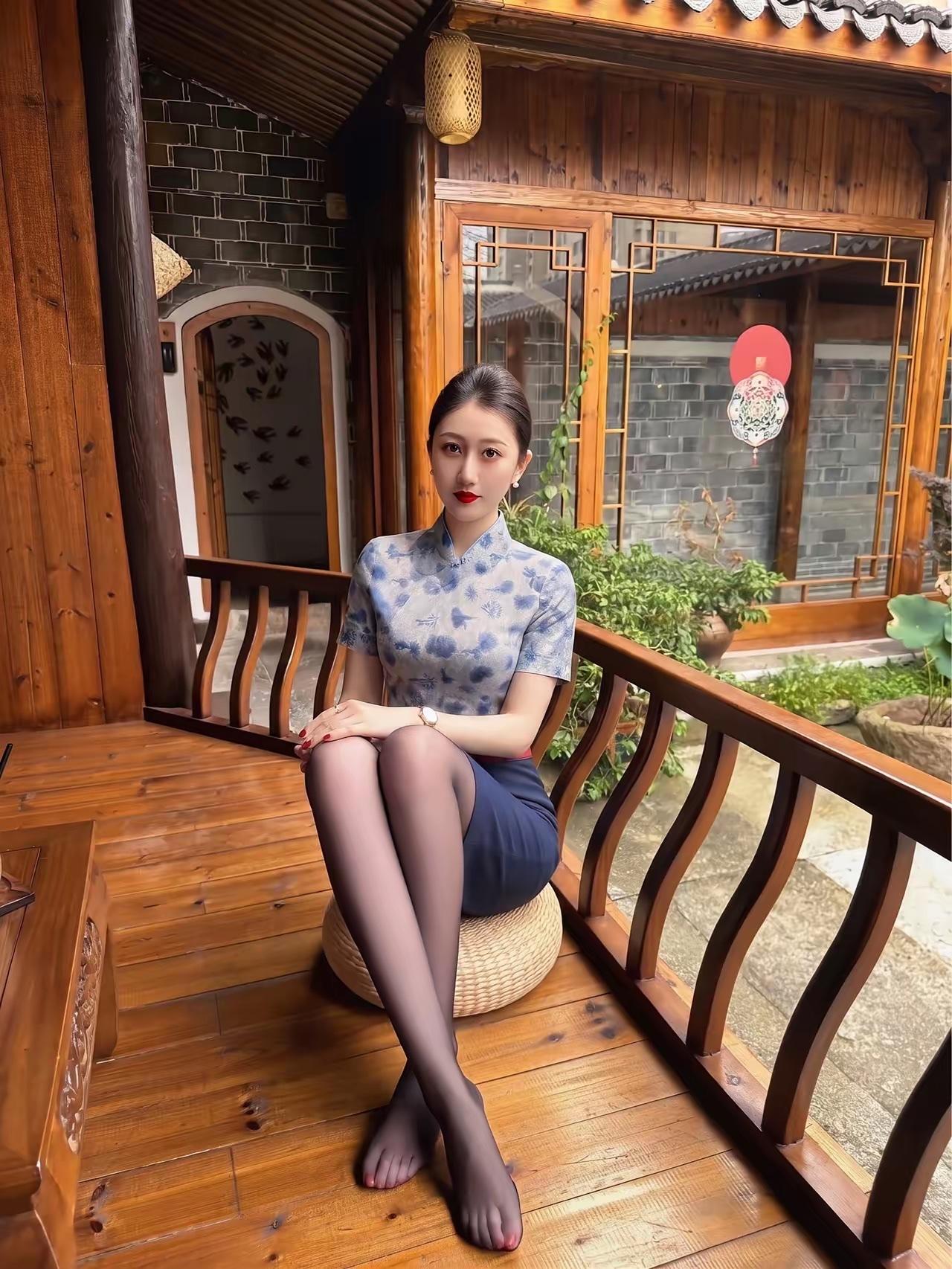 红妆映窗纱，美人候归程。