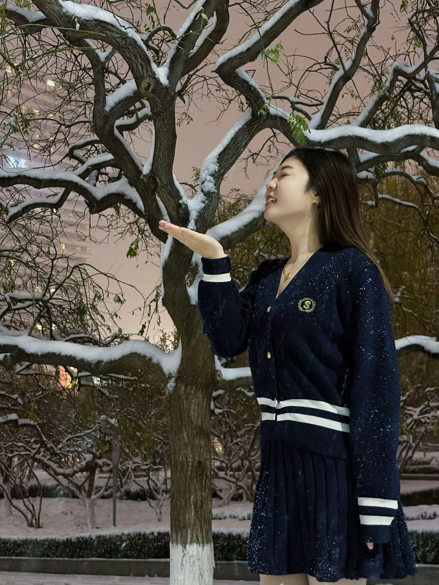 轻熟女神范儿 下雪了美女绘梦长廊