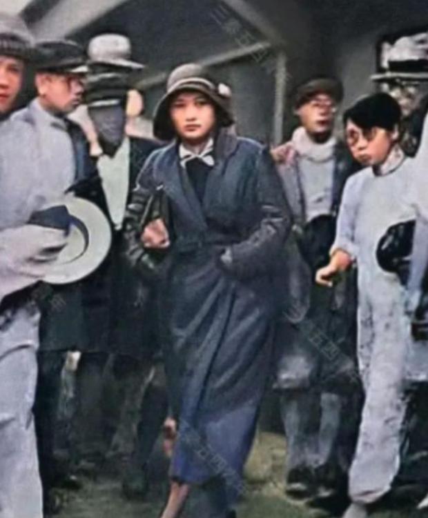 1931年宋庆龄母亲去世，宋庆龄从欧洲返回上海奔丧，刚一下火车，无意间被人拍到这