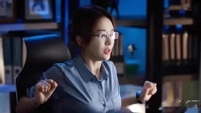 身材好的人穿啥衬衫都好看，但选对款会更显身材。选宽松点的衬衫吧，能显得更修长；紧