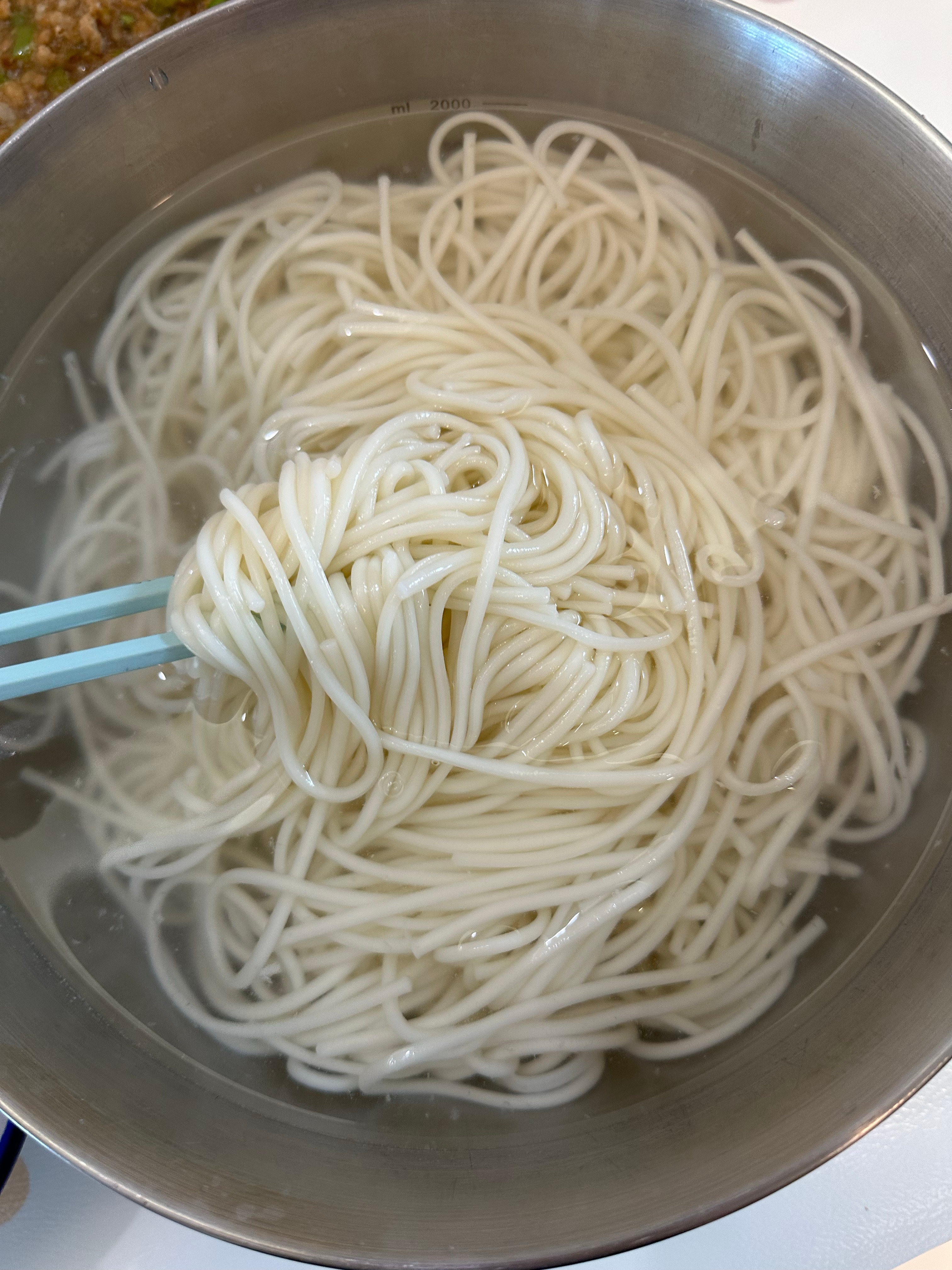 吃饭啦，今天好热吃拉条子，阿姨做了两种卤子，我吃肉酱，小虾吃西红柿鸡蛋卤。 