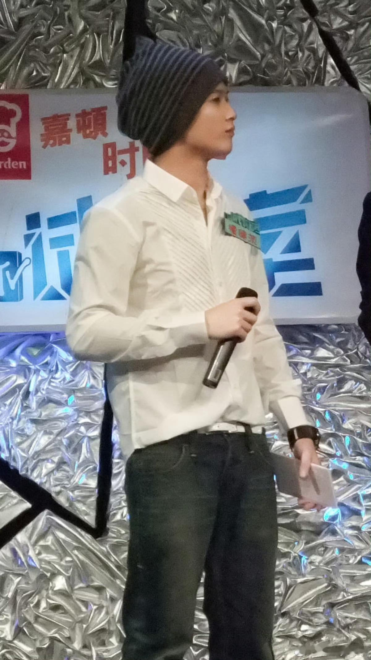 檀健次18岁旧照，带着写错字的名牌元气满满的参加比赛