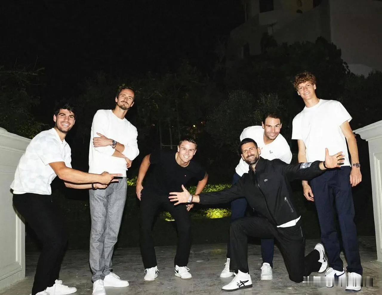 #利雅得六王赛# 的六王合照，5个大满贯冠军和鲁内[打脸]。鲁内回去要奋发图强了