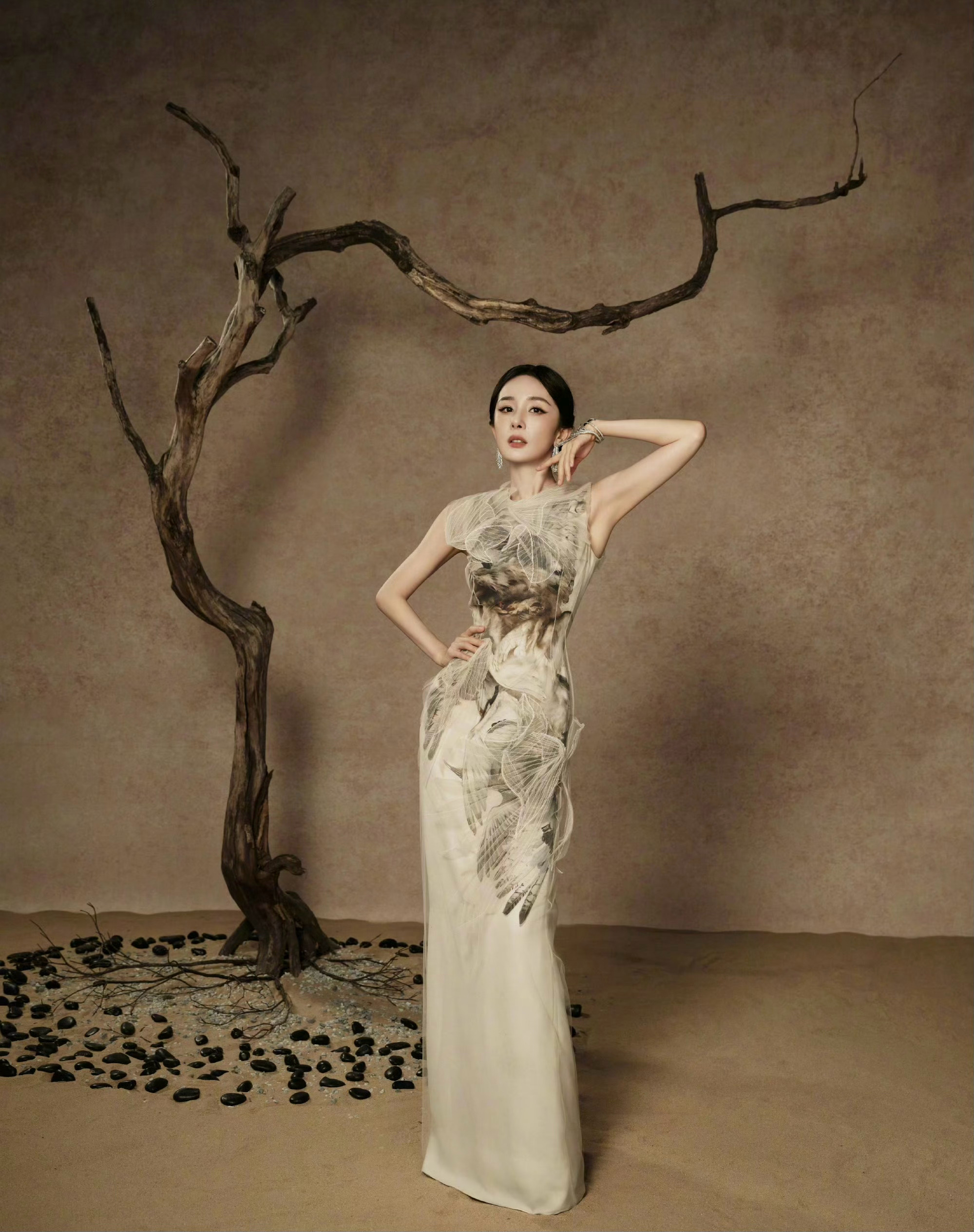 杨幂、刘诗诗、唐嫣这“三姐妹”的造型都出来了，谁的 ok？[思考][思考][思考