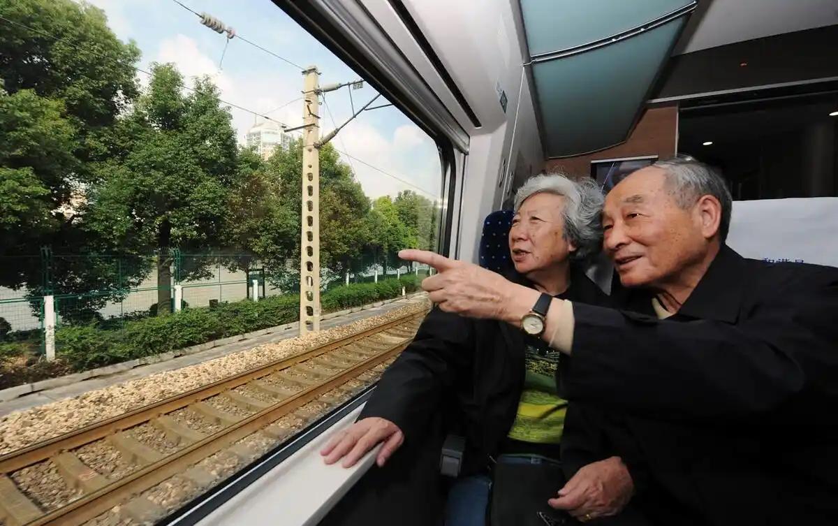 火车票开始专门给60岁以上老人打折了！

国铁集团10月3日公布了一条新消息：年