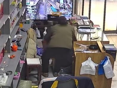 新乡辉县，63 岁饺子副食小店老板毫无征兆倒在自家店里，妻子手里还捏着饺子皮，人