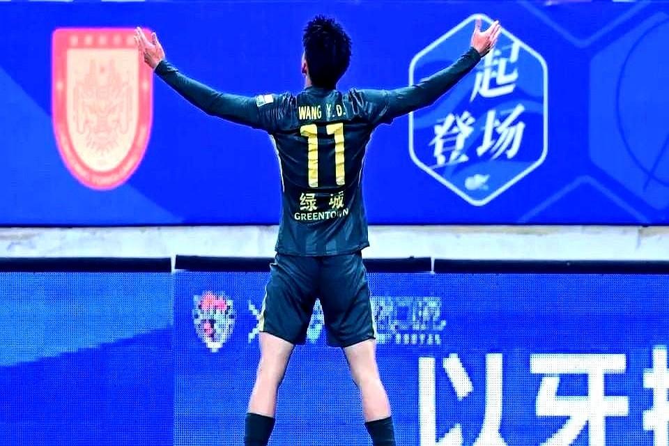 19岁国脚新星，梅开二度后直接打断记者提问！

浙江队客场4-1大胜青岛，当选全