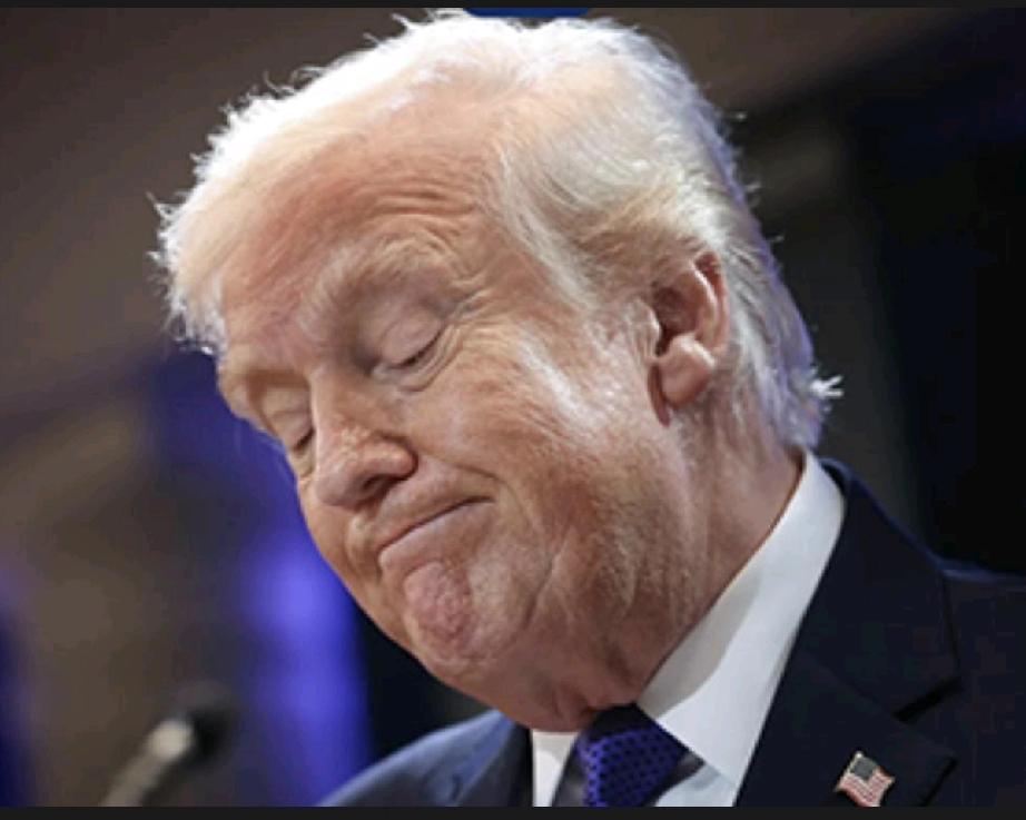 特朗普的表情多样化。
他紧紧握着内塔尼亚胡的手，两人成了狠角色。