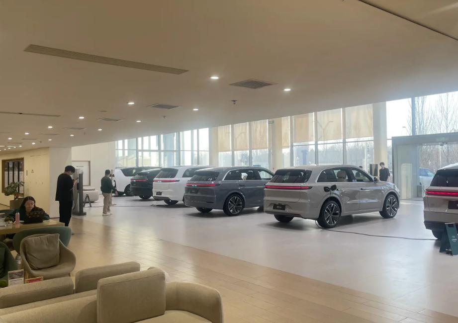 复苏乏力，车市仍在底部盘整。7月1-5日乘用车零售16.9万辆，同比降15%、环