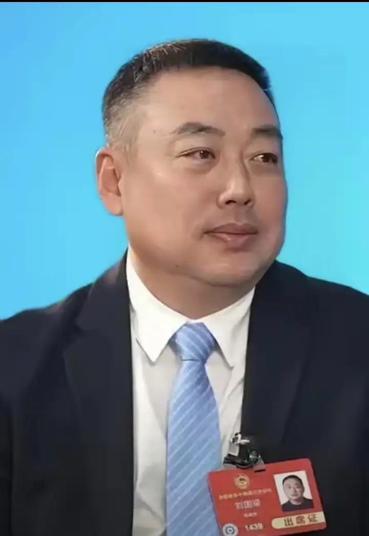 张军打破了世界纪录，
成了中国第一个因违纪违法被查的奥运冠军，刘国梁远比张军的咖