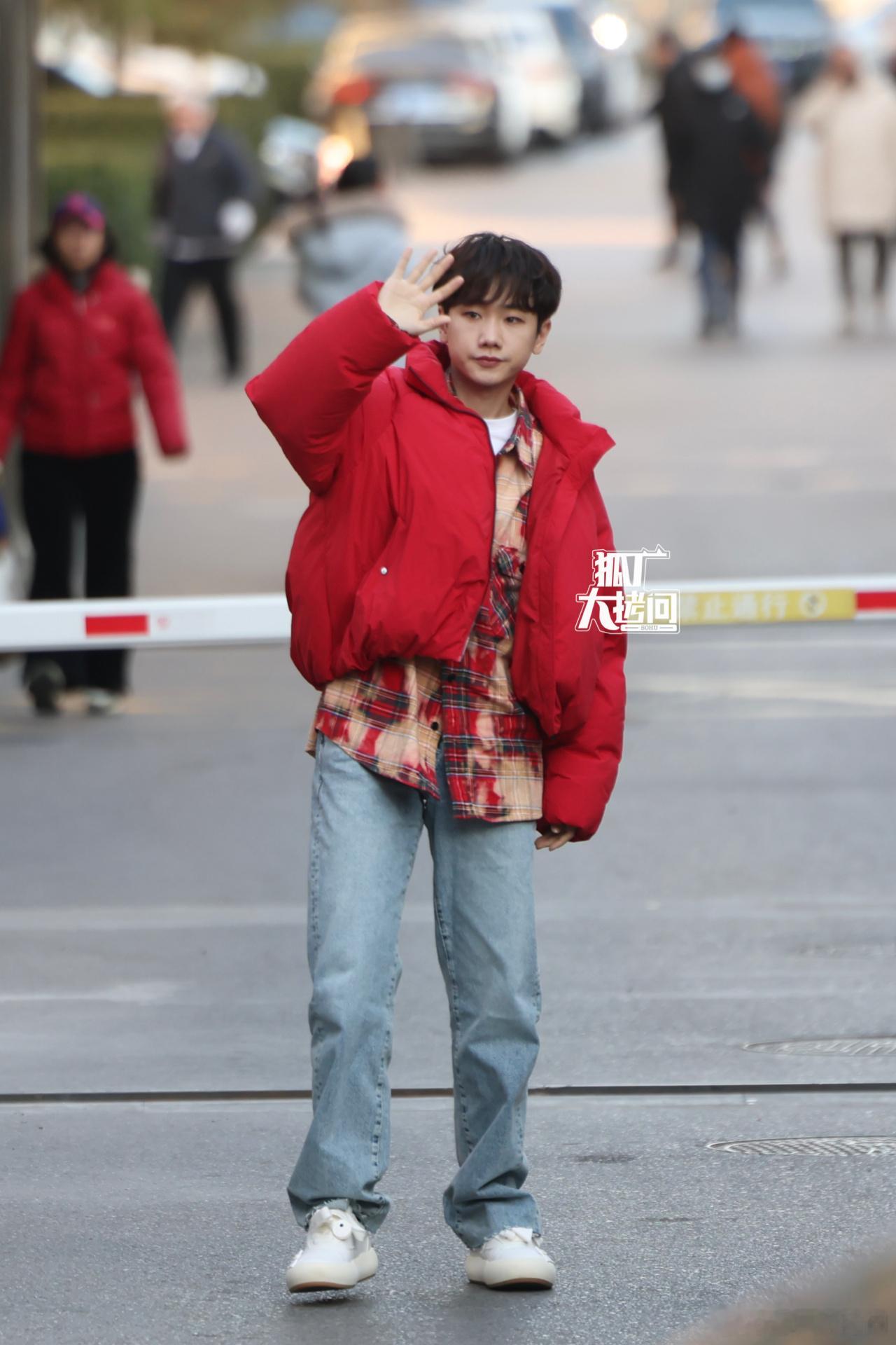哎哟我天 太萌了这小蛇 走到哪里都要问 泷泷今年本命年是不是24岁啊 