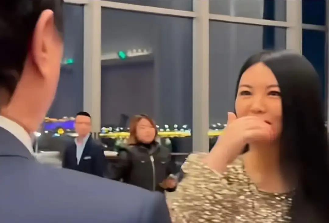 王诗龄开学第1天，李湘求人姿态全网疯传
 
画面里李湘反复撩头发、捂嘴笑，王岳伦