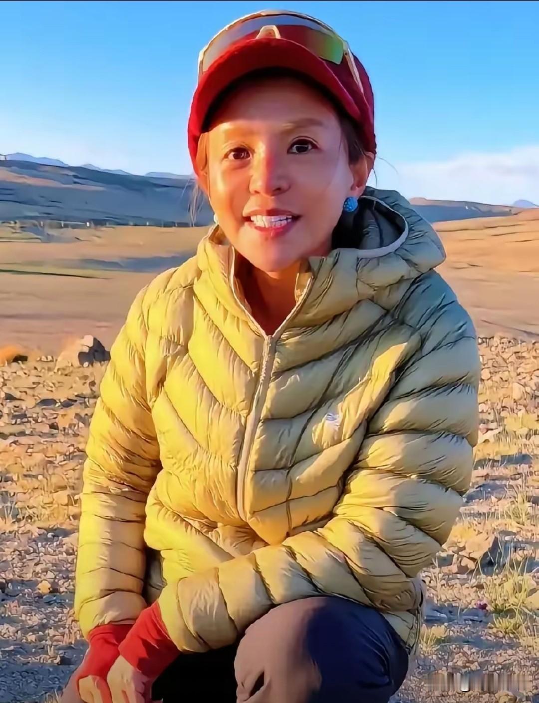 这是主持人朱迅吗？卸装前后，差别很大，不容易辨别出来。