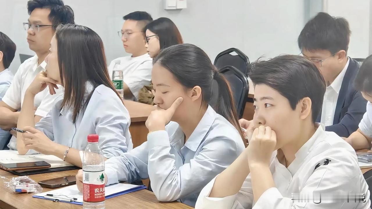 昨天员工关系hr在给一个03年的新同事办入职手续的时候，对方问到公司公积金缴纳情
