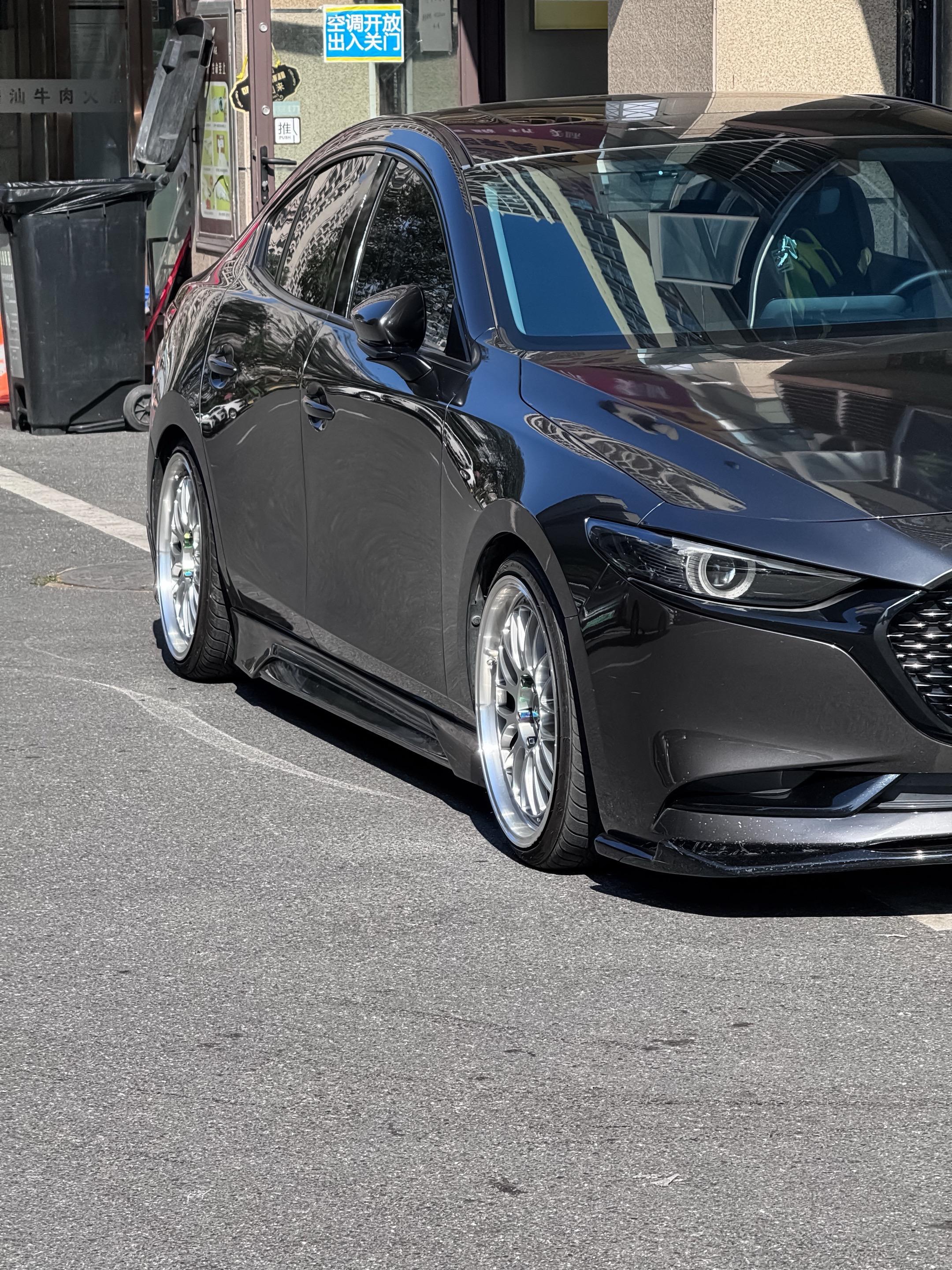 车身可脏 轮毂反光。