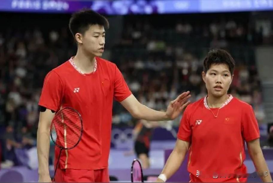 世界羽毛球巡回总决赛混双决赛：
  冯彦哲黄东萍VS蒋振邦魏雅欣。
  这是一场