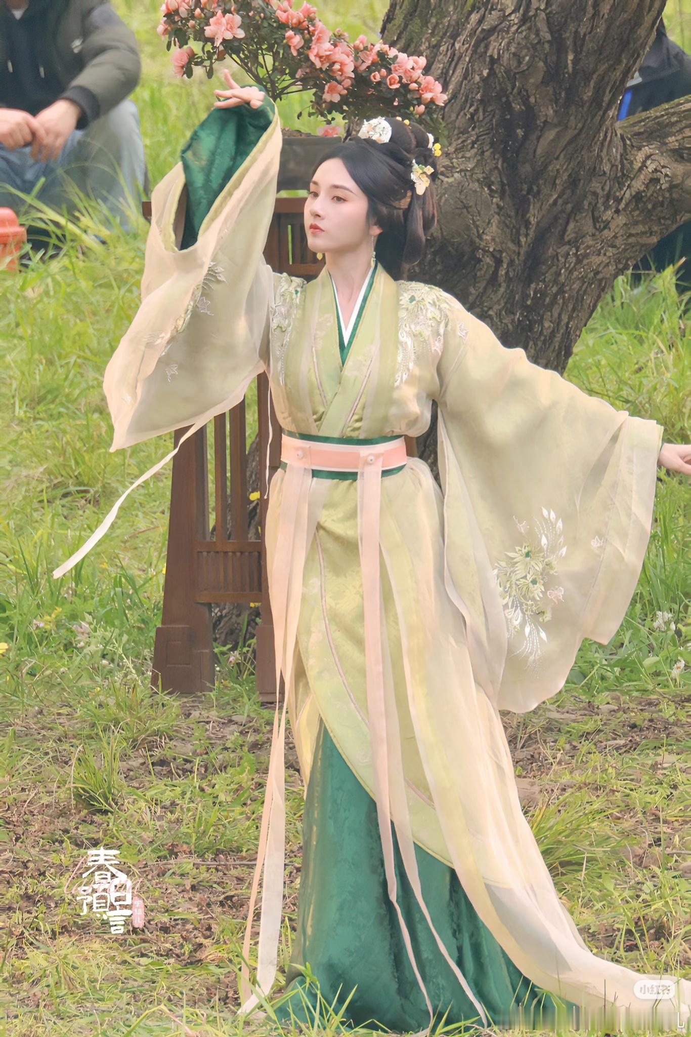 其实折腰的曲裾直裾形制和放量也有问题，折腰之后还想着古偶造型师们应该能卷起来了，