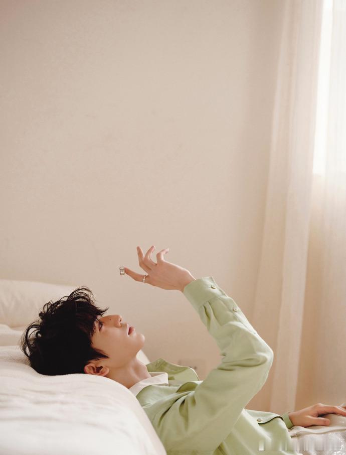 张凌赫绿色衬衫雀斑妆张凌赫小王子look张凌赫小王子look，绿色衬衫雀斑妆，谁