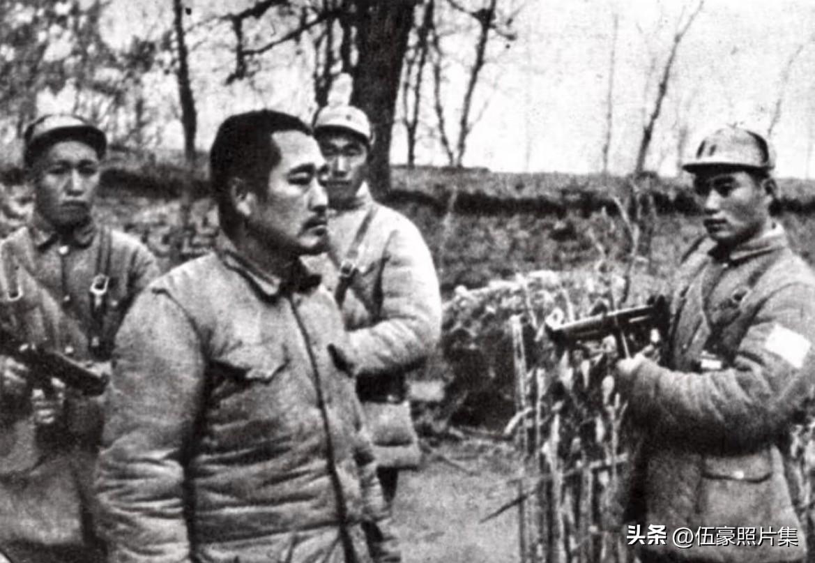 1949年1月10日，杜聿明逃至安徽萧县张老庄，被解放军战士追上并将其俘获的老照